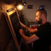 Marcos Castro, organizador de la Poetry Slam León, en el Café Bar Bellas Artes | Peio García / ICAL 