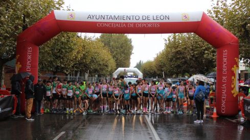 La lluvia protagoniza los 10KM 'León, Cuna del Parlamentarismo' | José Martín