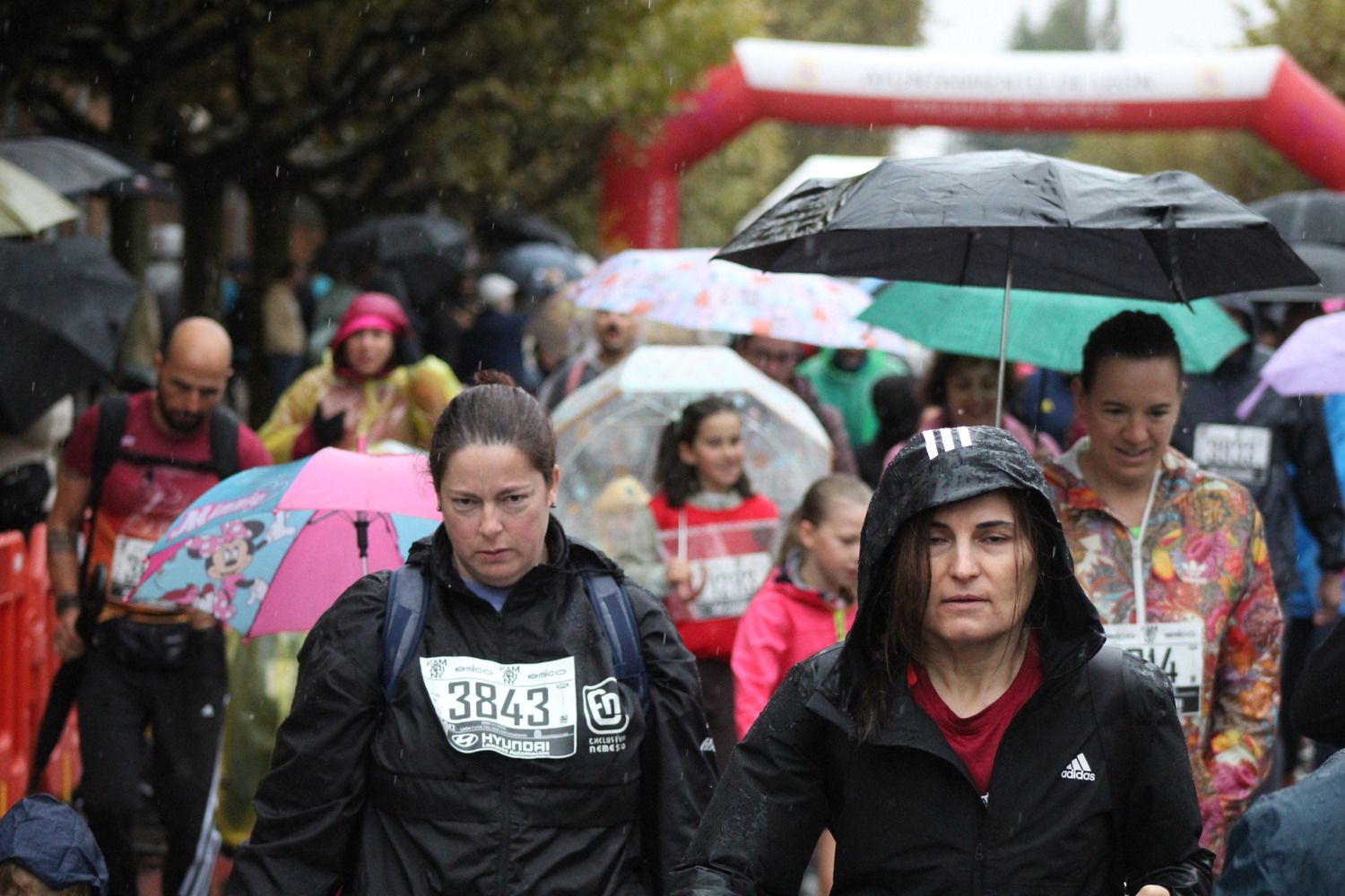 La lluvia protagoniza los 10KM 'León, Cuna del Parlamentarismo' | José Martín