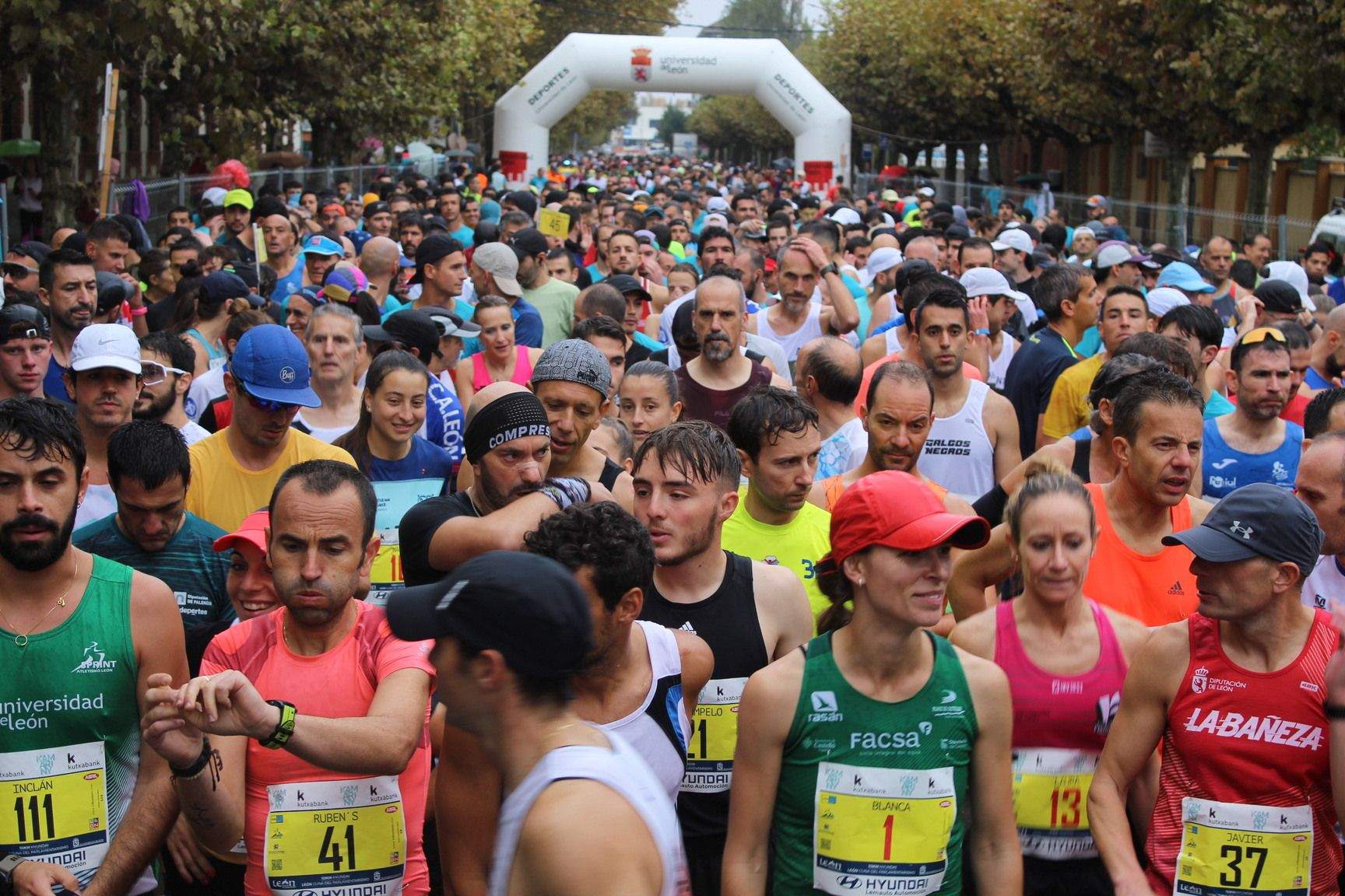 Miles de leoneses desafían a la lluvia en la 16ª edición de los 10KM 'León, Cuna del Parlamentarismo' | José Martín