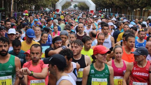 Miles de leoneses desafían a la lluvia en la 16ª edición de los 10KM 'León, Cuna del Parlamentarismo' | José Martín