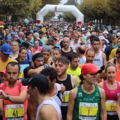 Miles de leoneses desafían a la lluvia en la 16ª edición de los 10KM 'León, Cuna del Parlamentarismo' | José Martín
