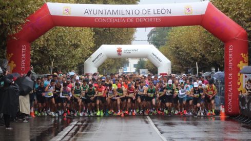 La lluvia protagoniza los 10KM 'León, Cuna del Parlamentarismo' | José Martín