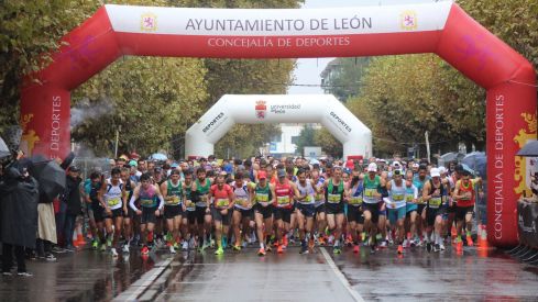 La lluvia protagoniza los 10KM 'León, Cuna del Parlamentarismo' | José Martín