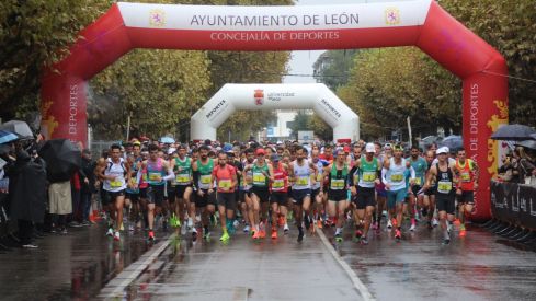 La lluvia protagoniza los 10KM 'León, Cuna del Parlamentarismo' | José Martín