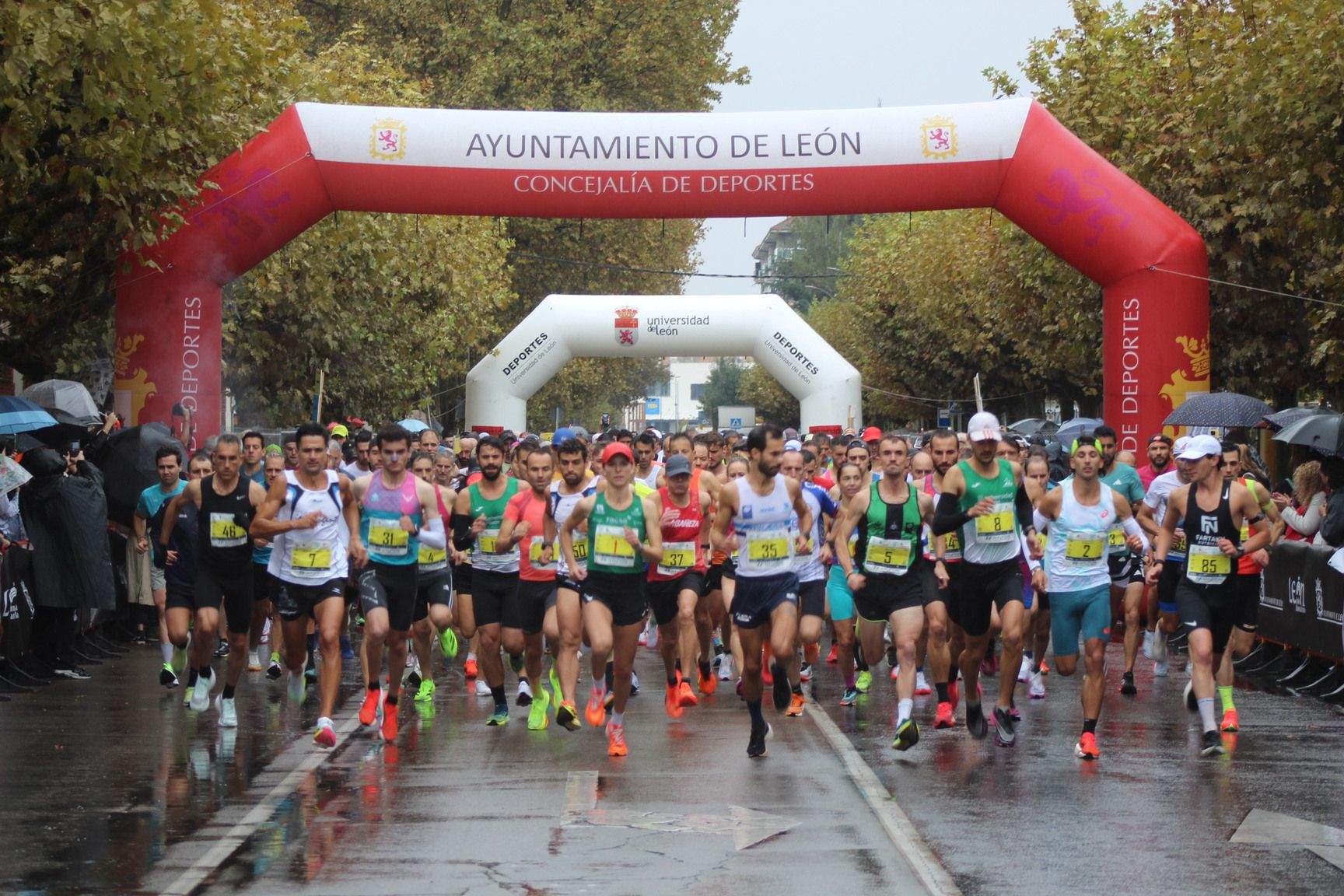 La lluvia protagoniza los 10KM 'León, Cuna del Parlamentarismo' | José Martín