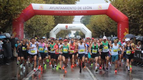 La lluvia protagoniza los 10KM 'León, Cuna del Parlamentarismo' | José Martín