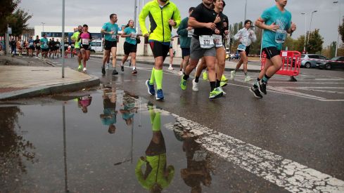La lluvia protagoniza los 10KM 'León, Cuna del Parlamentarismo' | Peio García / ICAL
