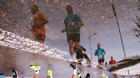 La lluvia protagoniza los 10KM 'León, Cuna del Parlamentarismo' | Peio García / ICAL