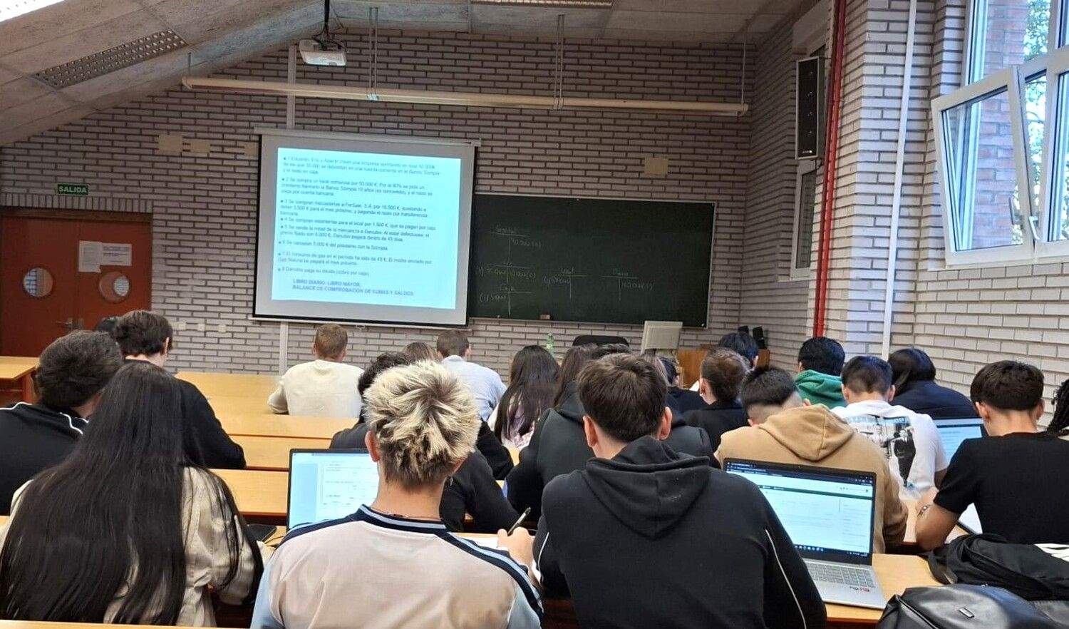 La ULE contribuye a una investigación que muestra la disposición de los jóvenes para la planificación financiera