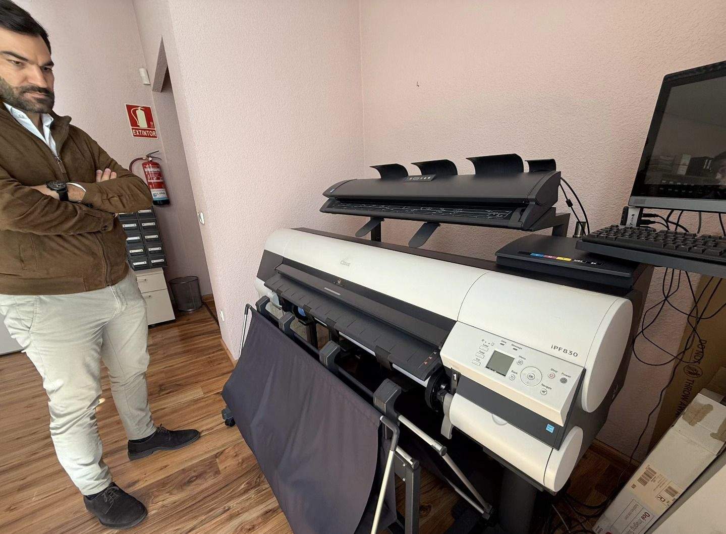 El PP de León denuncia que una avería en el escáner del Archivo Municipal obliga a los investigadores a sacar fotos en el suelo
