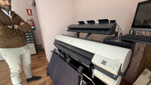 El PP de León denuncia que una avería en el escáner del Archivo Municipal obliga a los investigadores a sacar fotos en el suelo