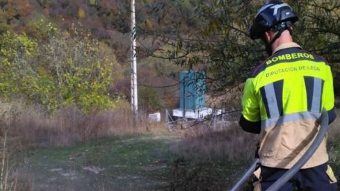 Sofocan dos incendios en Carande y Pajares de los Oteros (León)