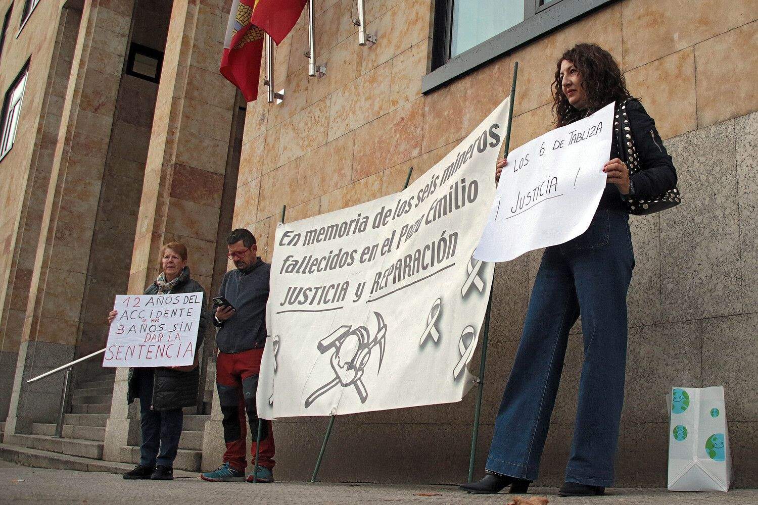 Familiares de los seis mineros muertos en el Pozo Emilio se manifiestan ante los juzgados de León | Peio García / ICAL 