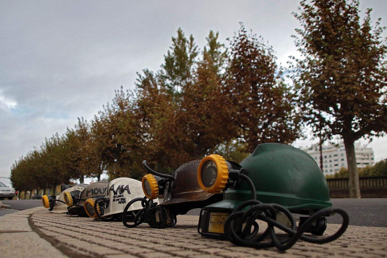 Familiares de los seis mineros muertos en el Pozo Emilio se manifiestan ante los juzgados de León | Peio García / ICAL 
