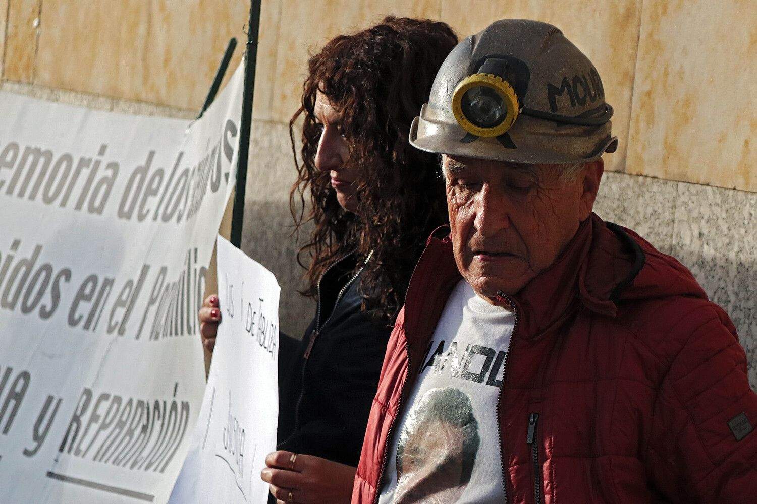 Familiares de los seis mineros muertos en el Pozo Emilio se manifiestan ante los juzgados de León | Peio García / ICAL 
