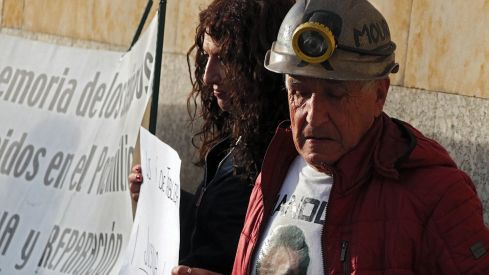 Familiares de los seis mineros muertos en el Pozo Emilio se manifiestan ante los juzgados de León | Peio García / ICAL 