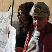 Familiares de los seis mineros muertos en el Pozo Emilio se manifiestan ante los juzgados de León | Peio García / ICAL 