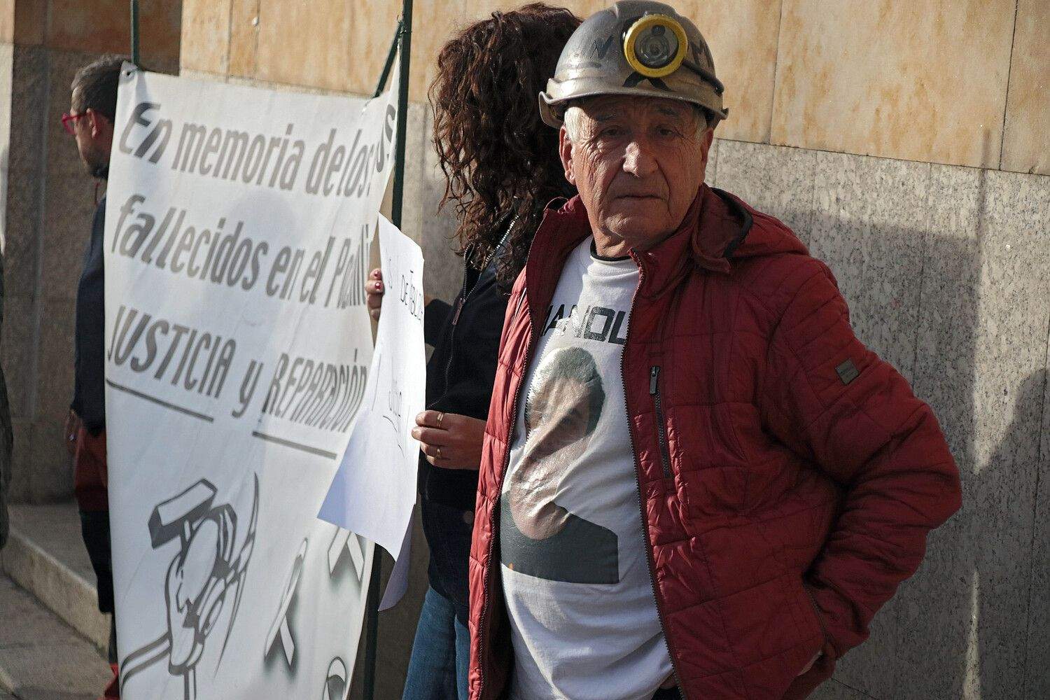 Familiares de los seis mineros muertos en el Pozo Emilio se manifiestan ante los juzgados de León | Peio García / ICAL 