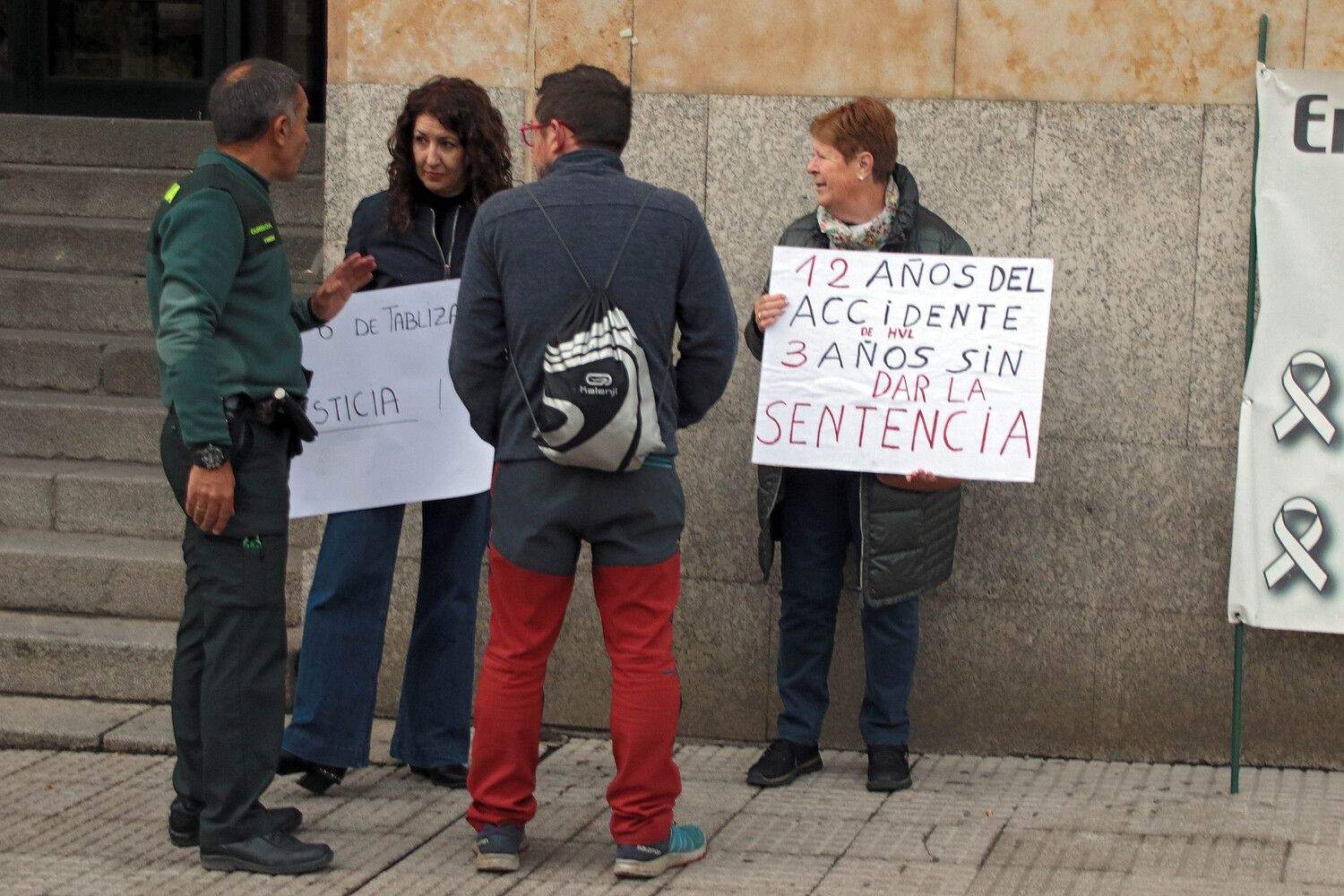 Familiares de los seis mineros muertos en el Pozo Emilio se manifiestan ante los juzgados de León | Peio García / ICAL 