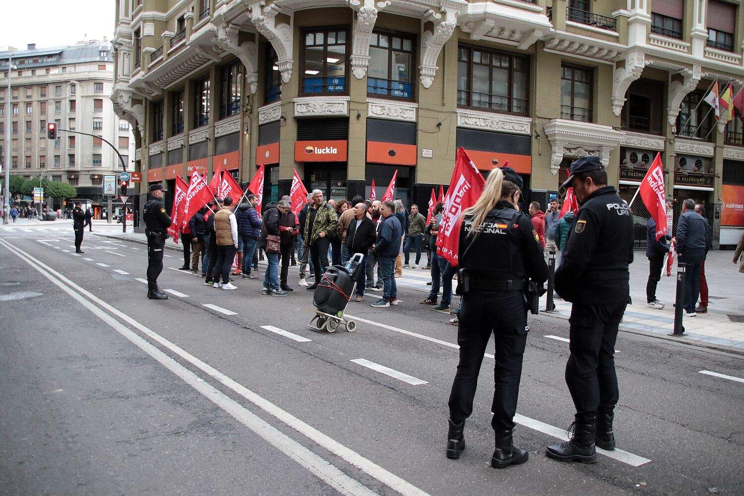 Trabajadores del sector del metal en la provincia de León se concentran ante la celebración de una reunión de la comisión negociadora del convenio colectivo | Peio García / ICAL