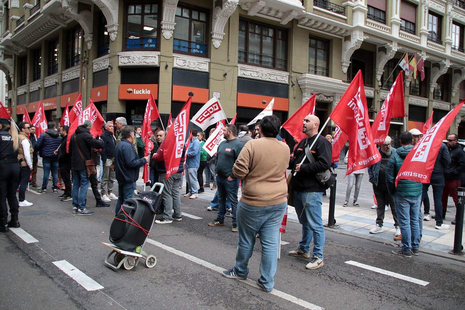 Trabajadores del sector del metal en la provincia de León se concentran ante la celebración de una reunión de la comisión negociadora del convenio colectivo | Peio García / ICAL