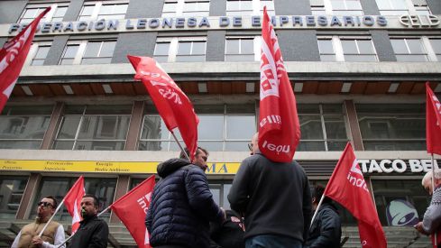Trabajadores del sector del metal en la provincia de León se concentran ante la celebración de una reunión de la comisión negociadora del convenio colectivo | Peio García / ICAL