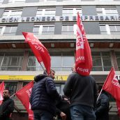 Trabajadores del sector del metal en la provincia de León se concentran ante la celebración de una reunión de la comisión negociadora del convenio colectivo | Peio García / ICAL