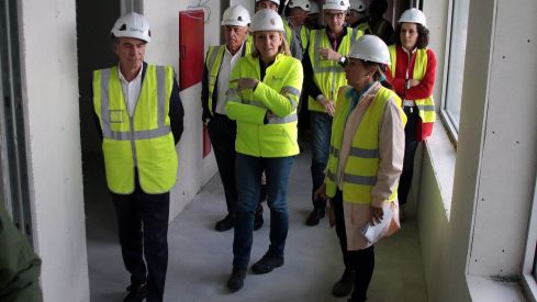 La vicepresidenta de la Junta de Castilla y León y consejera de Familia e Igualdad de Oportunidades, Isabel Blanco, visita las obras de la Unidad de Valoración de León | Peio García / ICAL