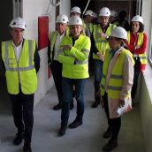 La vicepresidenta de la Junta de Castilla y León y consejera de Familia e Igualdad de Oportunidades, Isabel Blanco, visita las obras de la Unidad de Valoración de León | Peio García / ICAL