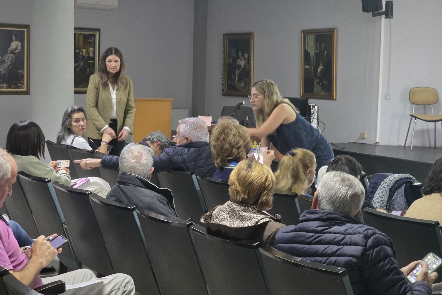 La Bañeza impulsa la capacitación digital con una jornada práctica sobre el uso del DNI y la Carpeta Ciudadana en el móvil 