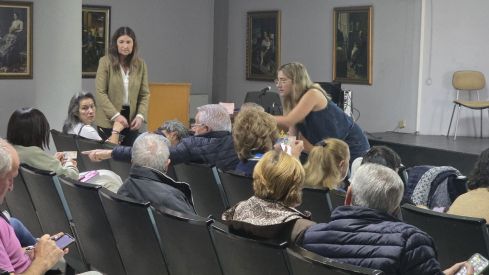 La Bañeza impulsa la capacitación digital con una jornada práctica sobre el uso del DNI y la Carpeta Ciudadana en el móvil 