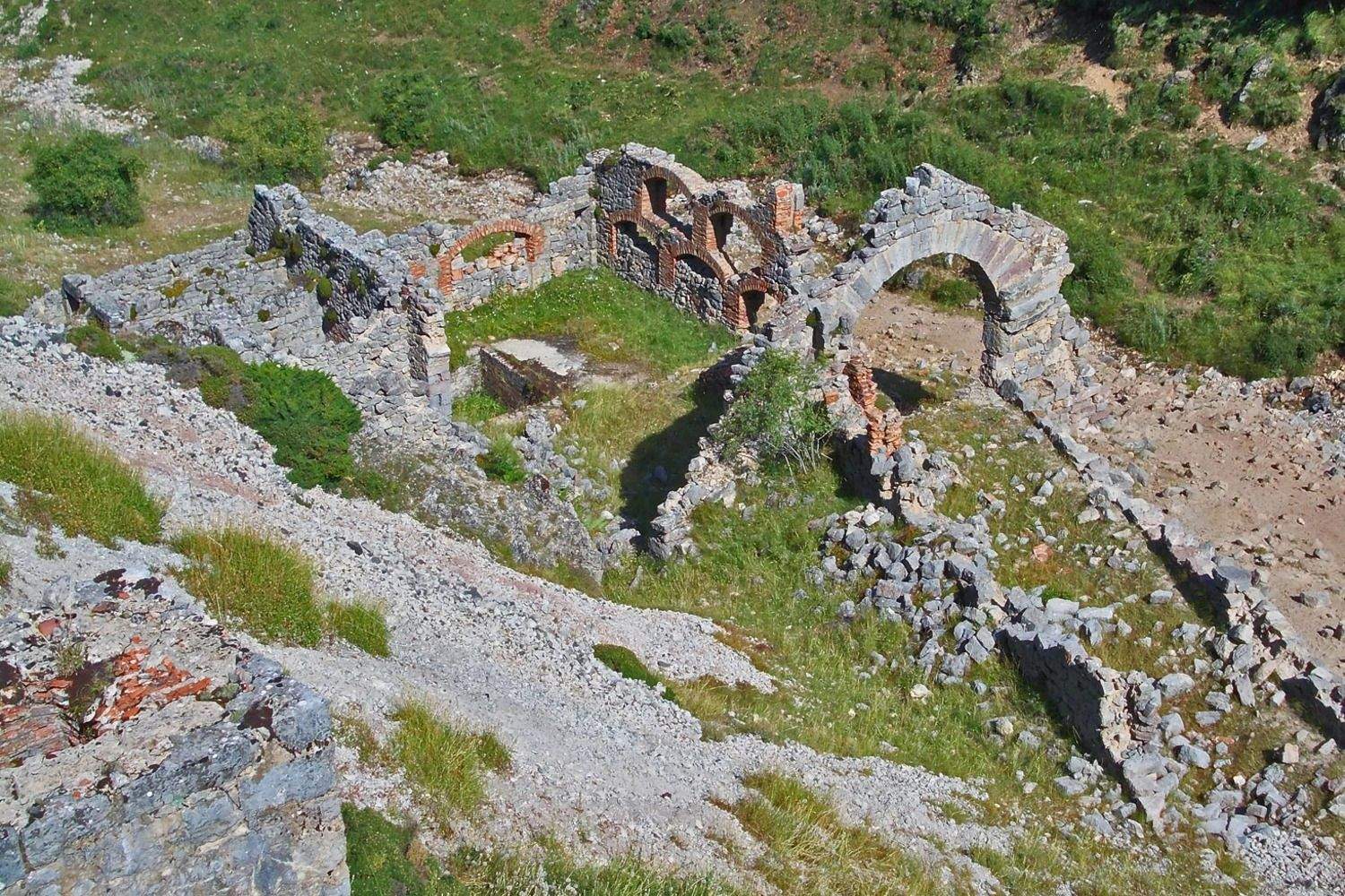 Instalaciones mineras abandonadas de la Mina Divina Providencia en Cármenes | Archivo Histórico Minero - A. Mario Fernández