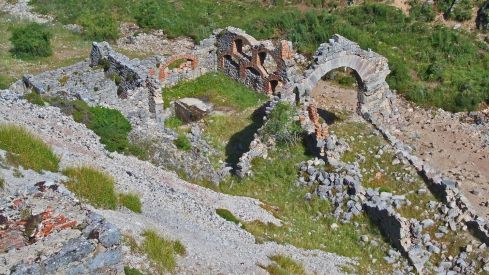 Instalaciones mineras abandonadas de la Mina Divina Providencia en Cármenes | Archivo Histórico Minero - A. Mario Fernández