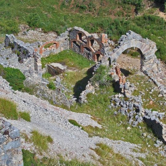 Instalaciones mineras abandonadas de la Mina Divina Providencia en Cármenes | Archivo Histórico Minero - A. Mario Fernández Instalaciones mineras abandonadas de la Mina Divina Providencia en Cármenes | Archivo Histórico Minero - A. Mario Fernández
