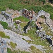 Instalaciones mineras abandonadas de la Mina Divina Providencia en Cármenes | Archivo Histórico Minero - A. Mario Fernández Instalaciones mineras abandonadas de la Mina Divina Providencia en Cármenes | Archivo Histórico Minero - A. Mario Fernández