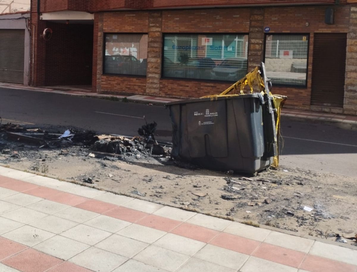 Imagen de archivo de contenedores quemados en San Andres del Rabanedo