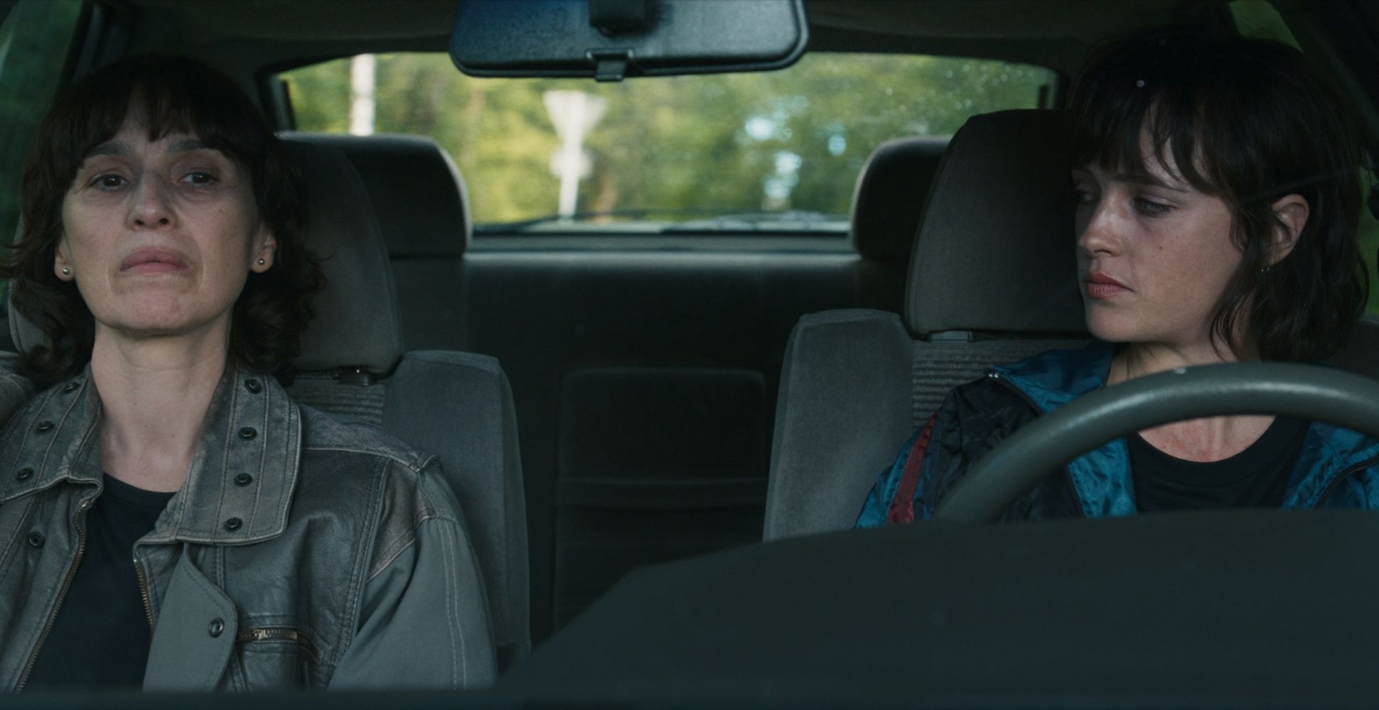 Ariadna Gil y Susana Abaitua en 'Un fantasma en la batalla'