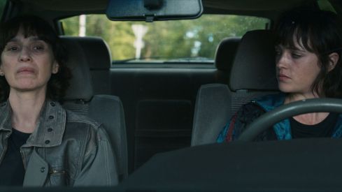 Ariadna Gil y Susana Abaitua en 'Un fantasma en la batalla'