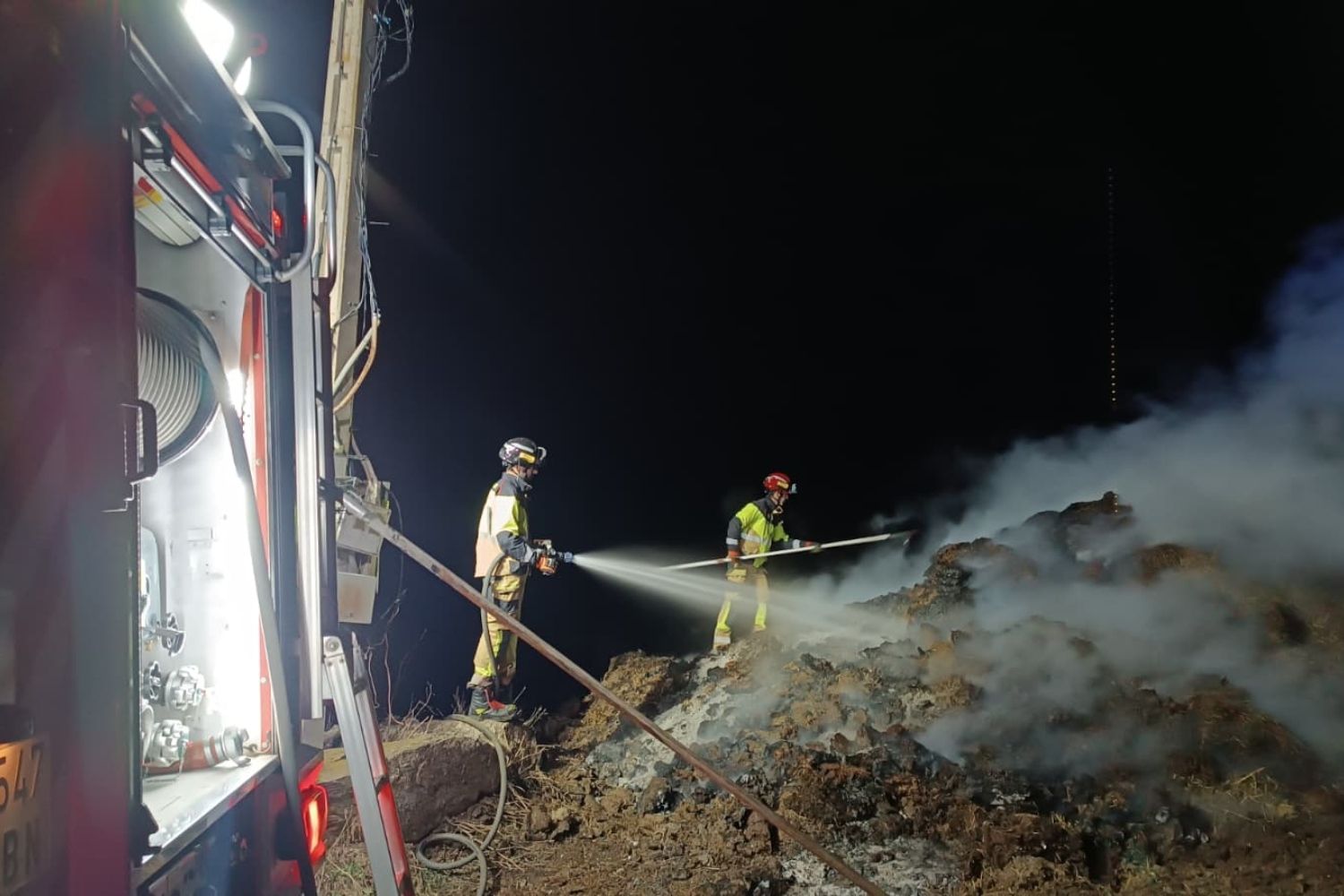 Dos incendios en Riaño (León) en una misma noche afectan al polígono industrial y a una procesadora | Diputación de León