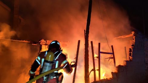 Imagen de archivo de una intervención de los bomberos de la Diputación de León en un incendio