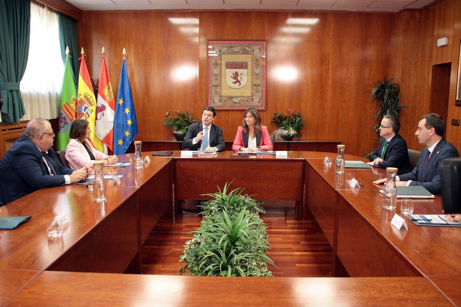 El presidente de la Junta de Castilla y León, Alfonso Fernández Mañueco, se reúne con la rectora de la Universidad de León, Nuria González | Peio García / ICAL El presidente de la Junta de Castilla y León, Alfonso Fernández Mañueco, se reúne con la rectora de la Universidad de León, Nuria González | Peio García / ICAL