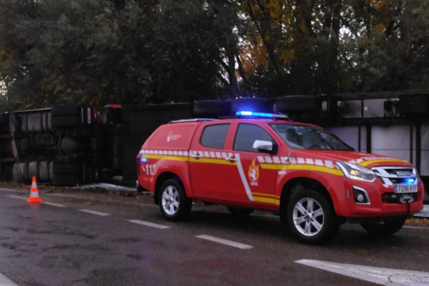 El vuelco de un camión y la caída de un árbol obliga a intervenir a los Bomberos de la Diputación