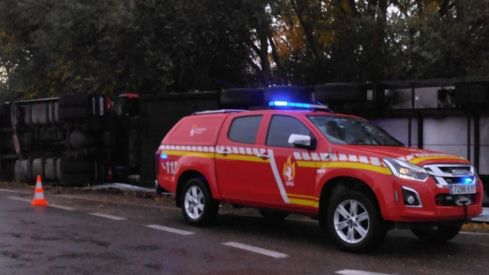 El vuelco de un camión y la caída de un árbol obliga a intervenir a los Bomberos de la Diputación