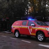 El vuelco de un camión y la caída de un árbol obliga a intervenir a los Bomberos de la Diputación El vuelco de un camión y la caída de un árbol obliga a intervenir a los Bomberos de la Diputación
