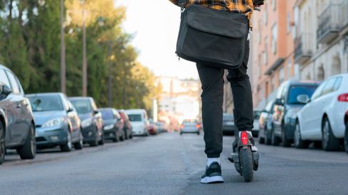 León pone límite de edad al uso de patinetes eléctricos: Mínimo 16 años, casco, chaleco y por carretera | IStock - Cristian Blázquez Martínez