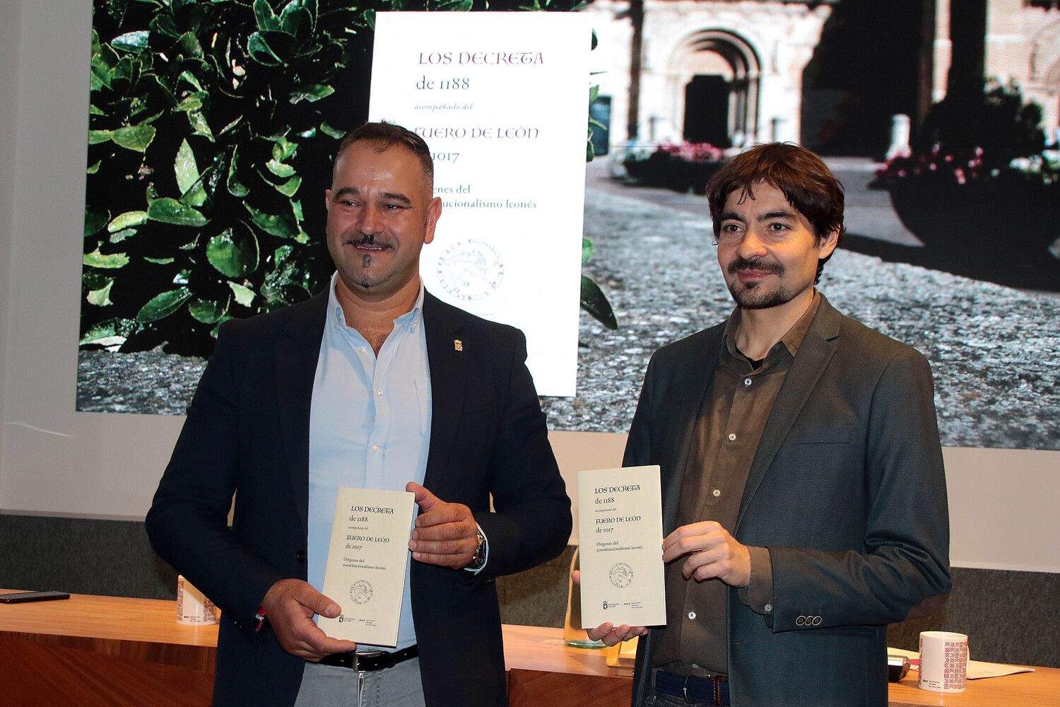 El ILC publica las “grandes aportaciones jurídicas" de León en un libro con los ‘Decreta’ de 1188 y el Fuero de 1017 El ILC publica las “grandes aportaciones jurídicas" de León en un libro con los ‘Decreta’ de 1188 y el Fuero de 1017