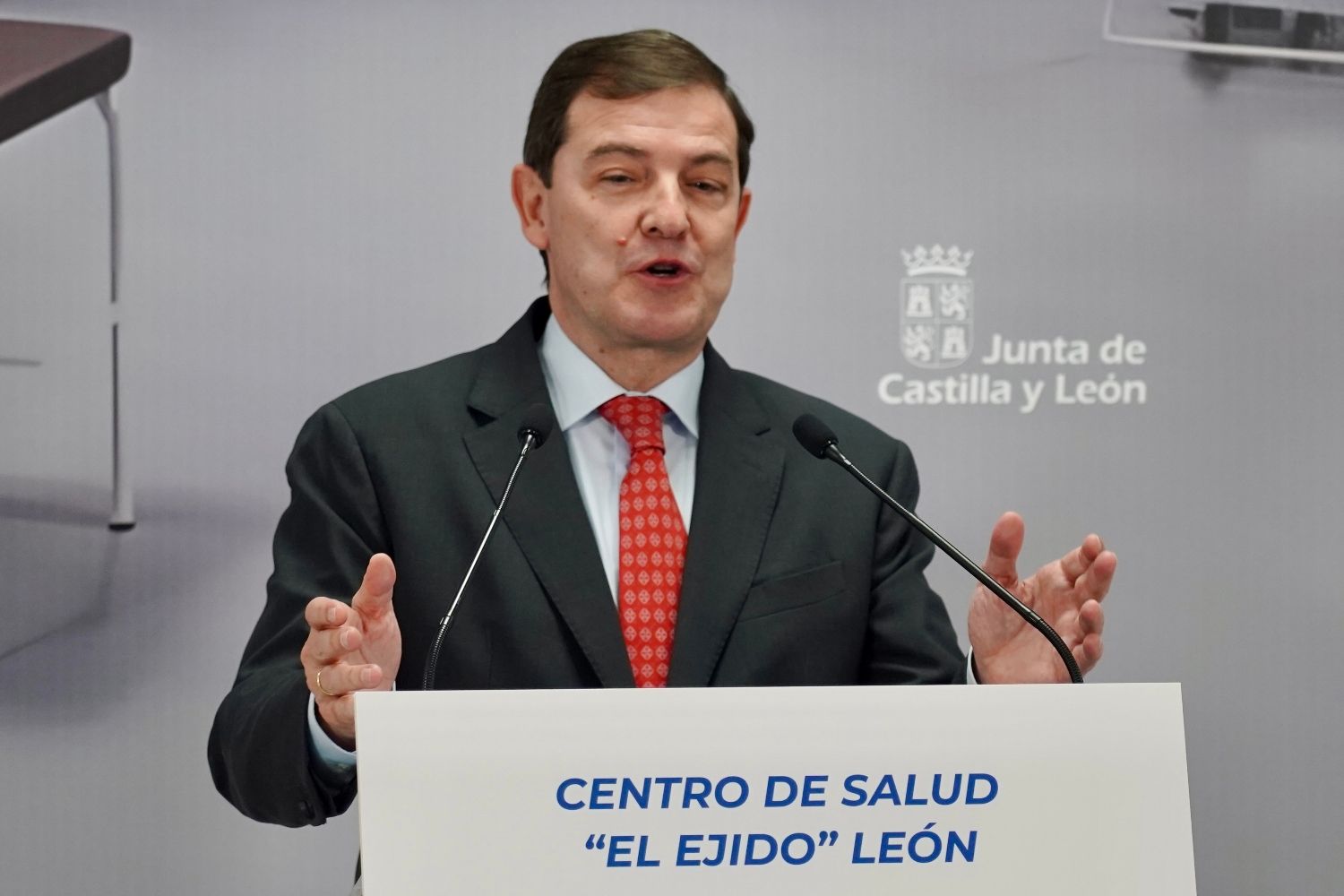 El presidente de la Junta, Alfonso Fernández Mañueco, durante la visita a la Unidad de Afrontamiento Activo del Dolor Crónico de León | Campillo / ICAL