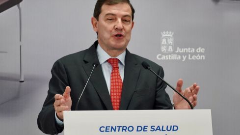 El presidente de la Junta, Alfonso Fernández Mañueco, durante la visita a la Unidad de Afrontamiento Activo del Dolor Crónico de León | Campillo / ICAL