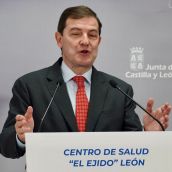 El presidente de la Junta, Alfonso Fernández Mañueco, durante la visita a la Unidad de Afrontamiento Activo del Dolor Crónico de León | Campillo / ICAL